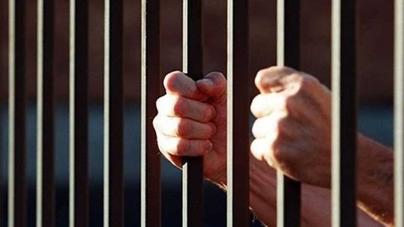 حبس طالبين جامعيين