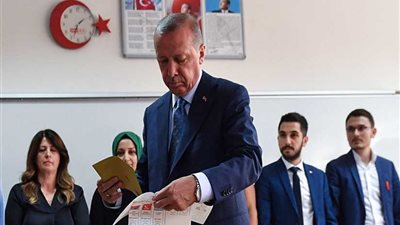 أردوغان يعلن الفوز برئاسة تركيا في انتخابات هزلية