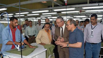 محافظ المنيا يتفقد مصنعًا للملابس بمجمع صناعات مصر الخير