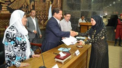 محافظ الغربية يوزع 25 شهادة أمان مجانًا