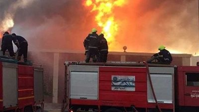 السيطرة على حريق هائل بمخزن بلاستيك وورق بقليوب