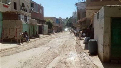 تسوية وتمهيد شوارع وطرق قرى منفلوط بأسيوط.. صور