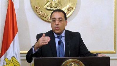 رئيس الوزراء يكرم وزير الزراعة السابق