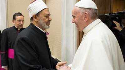 بابا الفاتيكان يعزي شيخ الأزهر