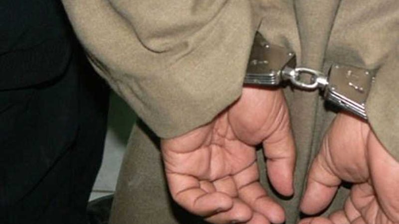 القبض على عامل ألقى