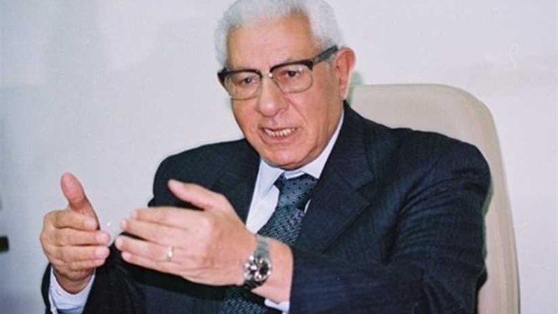 مكرم يقبل استقالة