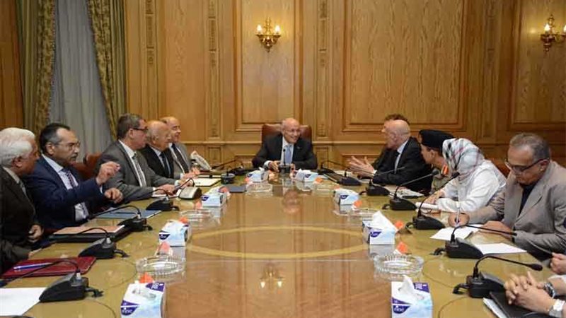 العصار يلتقى إحدى