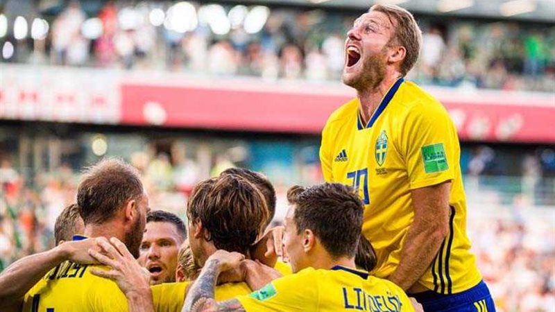 السويد ترافق المكسيك