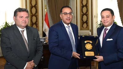 رئيس الوزراء يكرم وزير قطاع الأعمال السابق بحضور الحالي