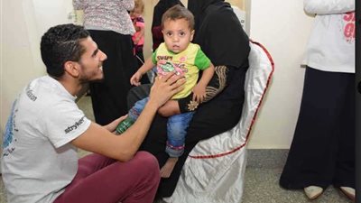 قافلة طبية ترسم الابتسامة على وجوه أطفال 