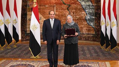 الرئيس السيسى يمنح 