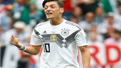 الصحافة الروسية: أوزيل تشاجر مع أحد المشجعين عقب خسارة ألمانيا من كوريا