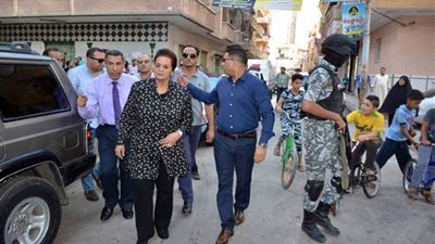 المهندسة نادية عبده في جولة تفقدية بمدينة دمنهور.. (صور)