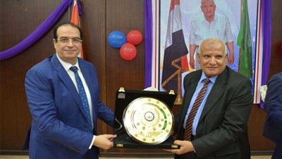 محافظ الدقهلية يكرم السكرتير العام لخروجه على المعاش