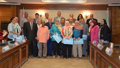 محافظ الجيزة يكرّم 33 موظفًا من المحالين للمعاش