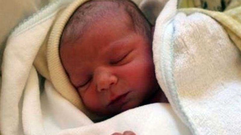 طفلة تنجب من والدها