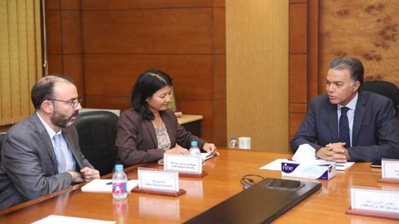 عرفات يبحث مع وفد