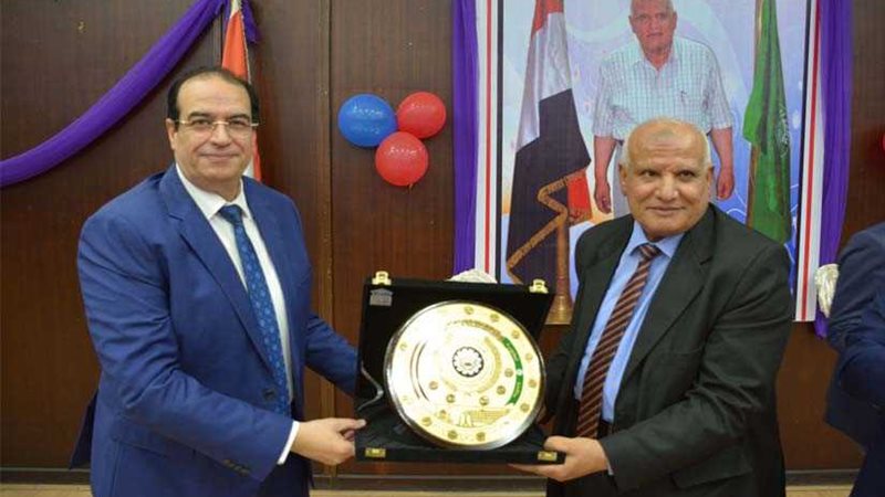 محافظ الدقهلية يكرم