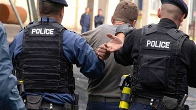 توقيف ثلاثة أشخاص