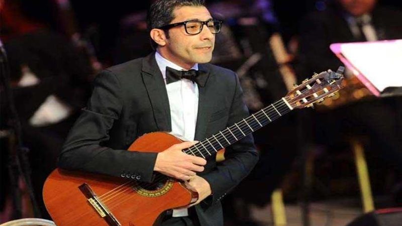 عازف الجيتار وحيد