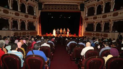 بالصور.. جمهور المسرح ينير المسارح بالمجان في احتفالات 