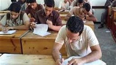 ضبط طالب أثناء الغش باستخدام هاتف محمول بشبرا الخيمة