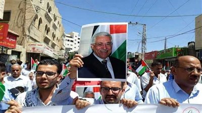 مسيرة حاشدة في رام الله دعمًا للرئيس الفلسطيني ورفضًا لـ