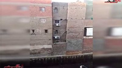 اللحظات الأولى لانهيار عقاري الساحل.. فيديو