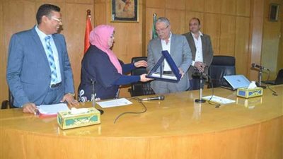 محافظ المنيا يكرم الموظفين لتلبيتهم مطالب المواطنين‎