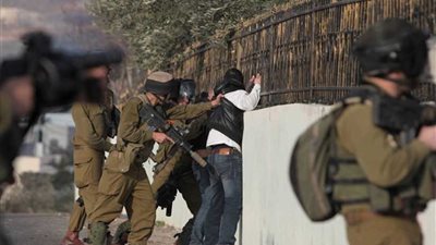 الاحتلال الإسرائيلي يصيب 4 فلسطينيين ويعتقل 3 منهم بقطاع غزة