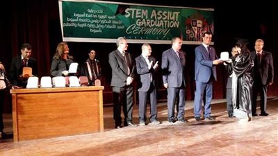 مدرسة المتفوقين بأسيوط تحتفل بتخريج الدفعة الأولى لطلابها.. 