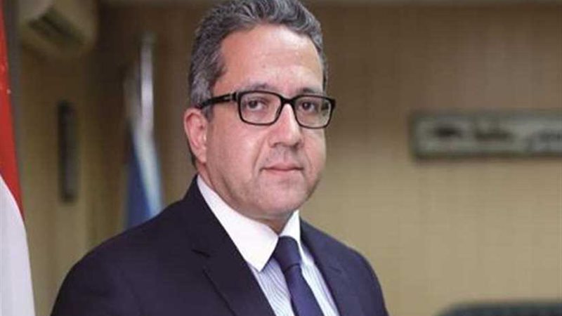 وزير الآثار أمام