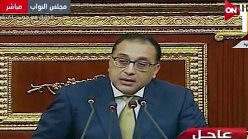 رئيس الوزراء يستعرض