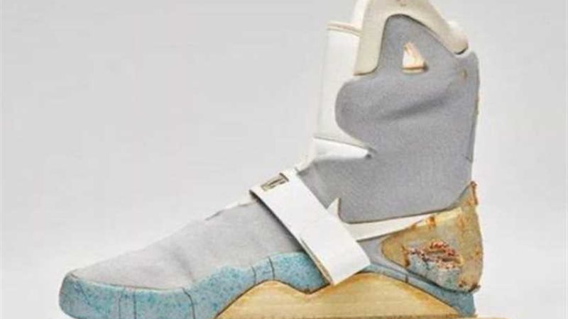 بيع فردة حذاء مُمزقة