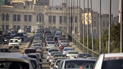 كثافات مرورية بسبب عطل لسيارتين أعلي كوبري أكتوبر