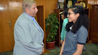 محافظ الإسماعيلية يكرم الطالبة الفائزة بمنحة سفر لأمريكا