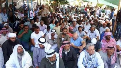 مئات الفلسطينيين يؤدون صلاة الجمعة في تجمع الخان الأحمر