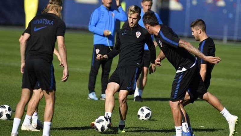 منتخب كرواتيا يؤدي