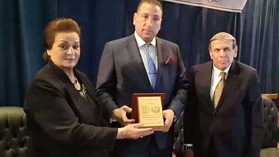 محافظ البحيرة تكرم نقيب صيادلة مصر.. (صور)