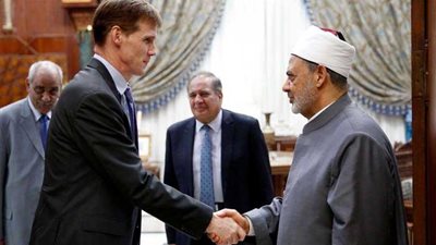 سفير بريطانيا بالقاهرة: دعوة الإمام الأكبر لمسلمي الغرب للاندماج الإيجابي تحقق الاستقرار الاجتماعي في أوروبا
