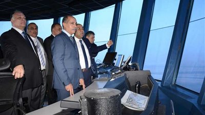 وزير الطيران المدني يقوم بجولات ميدانية داخل مطار القاهرة