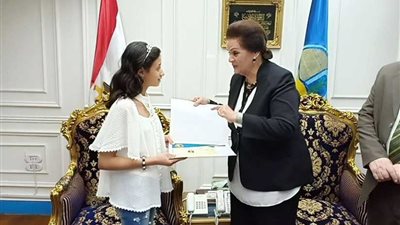 محافظ البحيرة تكرم الطالبة 