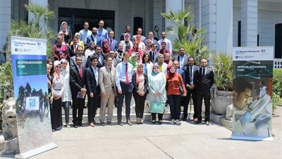 طلاب المنح الدراسية في مجال العلوم يلتقون بسفير المملكة المتحدة قبل رحلتهم إلى بريطانيا