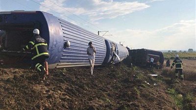 مقتل وإصابة 83 شخصا في حادث خروج قطار عن القضبان بتركيا