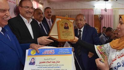 محافظ بني سويف يكرم حفظة القرآن والمعلمين والأمهات المثاليات