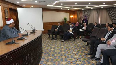 شومان: نرحب باستفسارات الشباب لتصحيح المفاهيم (صور)