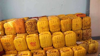 ضبط 1260 لتر زيت الطعام مجهول المصدر بمطاي بالمنيا