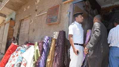 إشغالات إسنا يقود حملة لإغلاق المحلات غير المرخصة جنوبي الأقصر.. (صور)