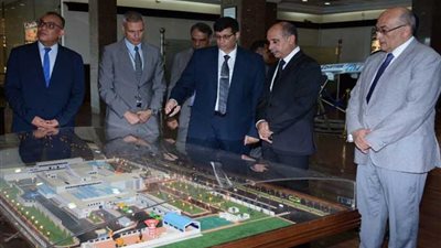 جولة تفقدية لوزير الطيران في شركتي 