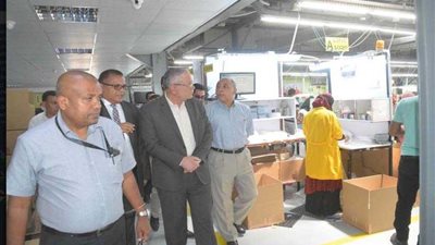 محافظ المنيا يتفقد توسعات مصنع ملابس.. صور